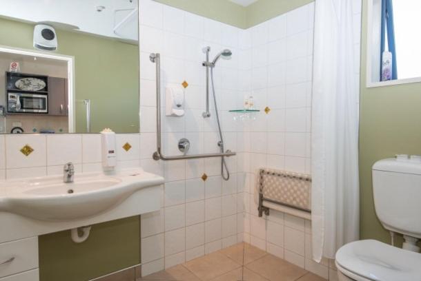 اتاق استاندارد با تخت بزرگ برای معلولان, Gladstone Motel