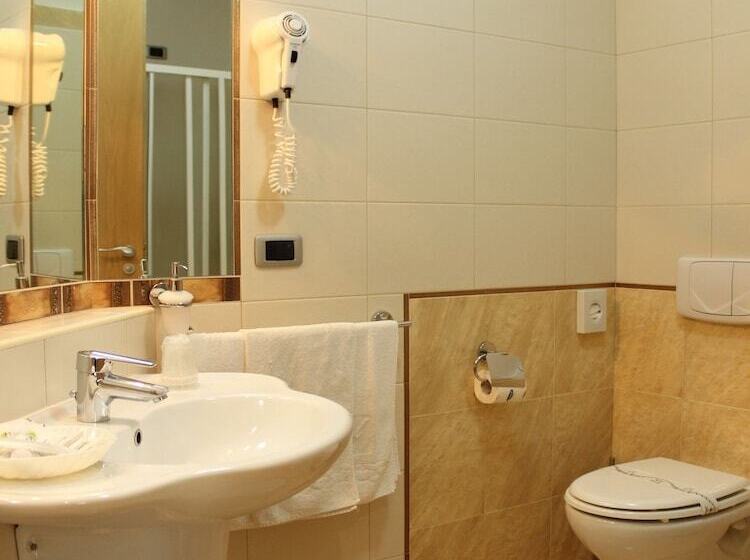 舒适三人间, Blu Tropical Resort