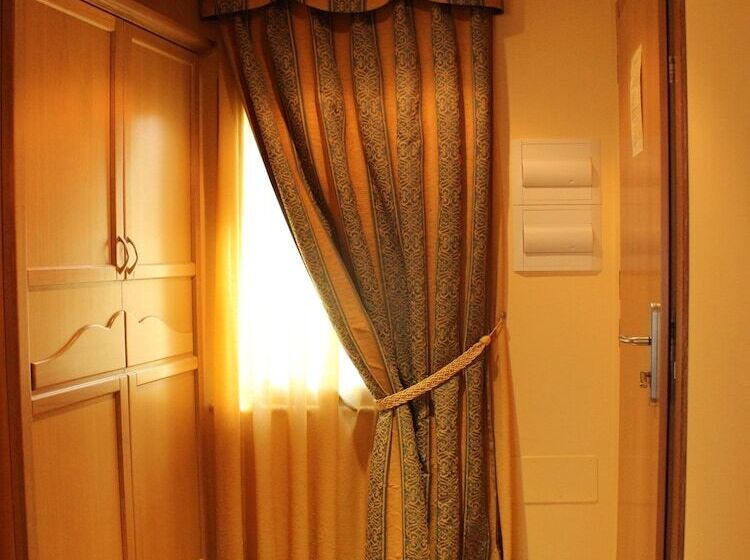 舒适三人间, Blu Tropical Resort