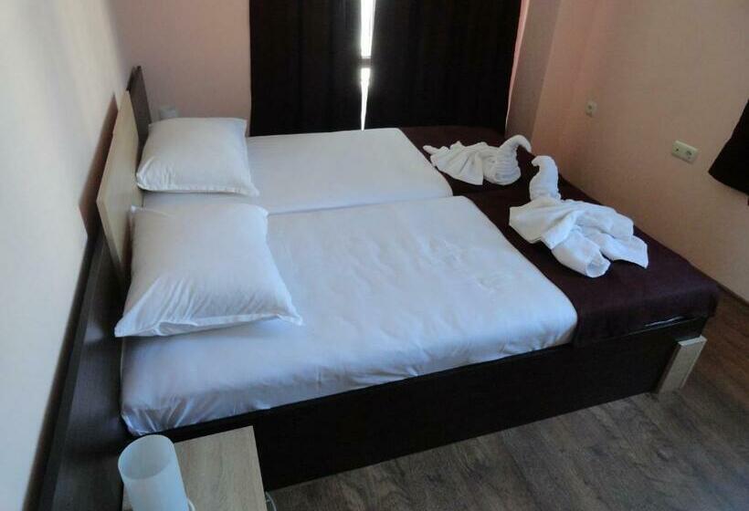 דירת שני חדרים, Cantilena Complex