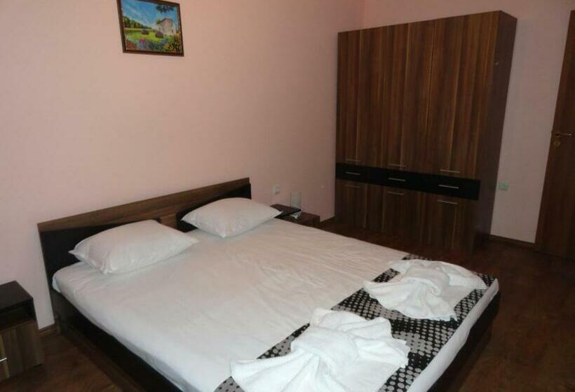 דירת חדר נוף לבריכה, Cantilena Complex