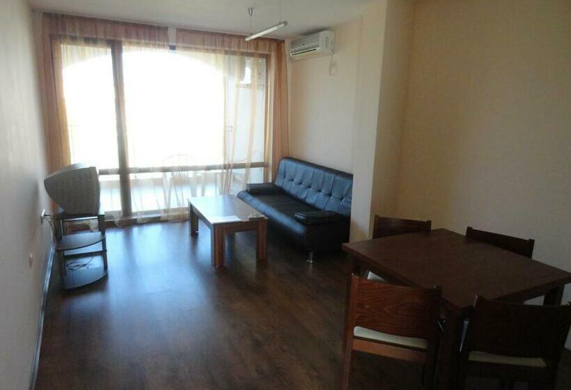 דירת חדר נוף לבריכה, Cantilena Complex