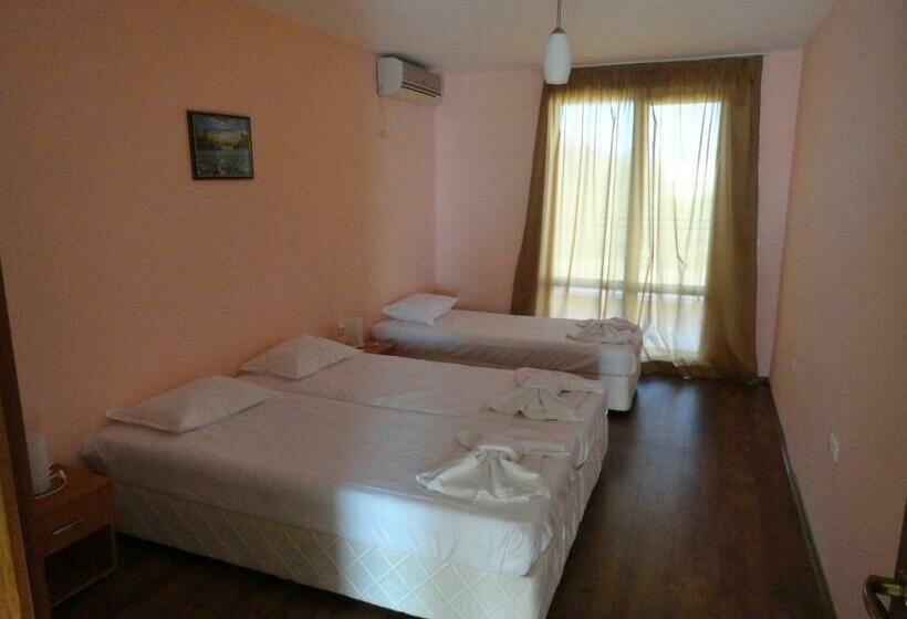 דירת חדר נוף לבריכה, Cantilena Complex