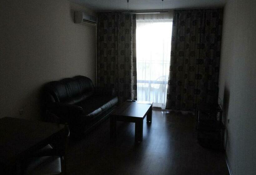 דירת חדר נוף לבריכה, Cantilena Complex