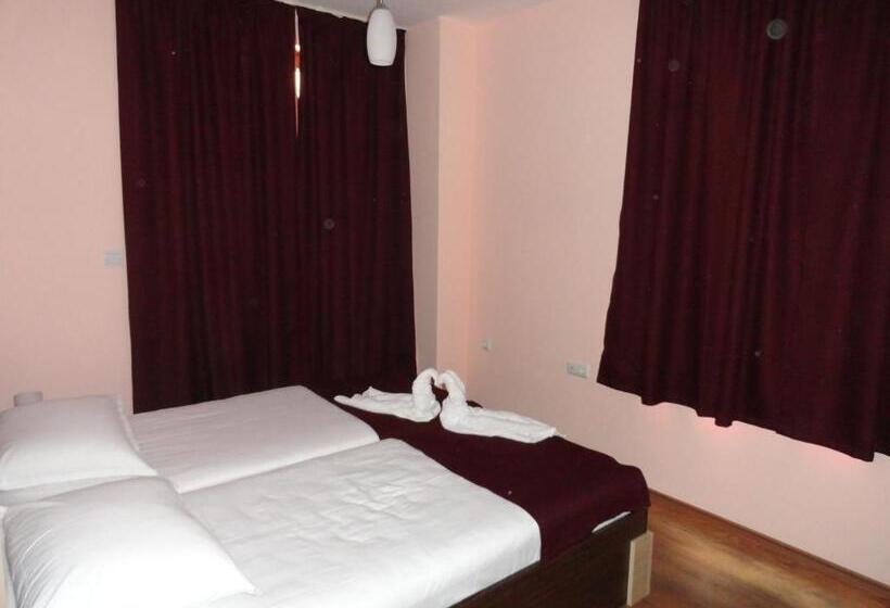 דירת שני חדרים, Cantilena Complex