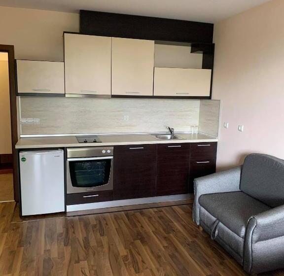 إستديو قياسى مزود بشرفة, Cantilena Complex