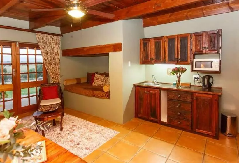 Perhehuone, De Denne Country Guest House