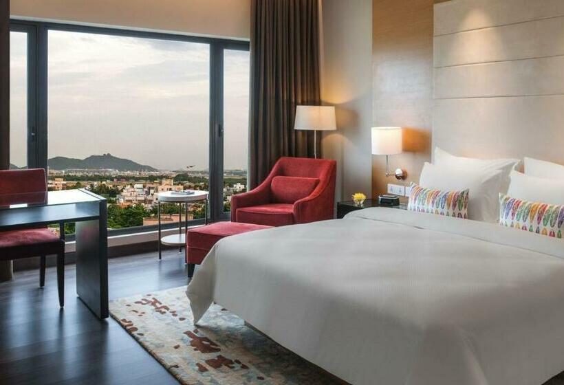 سوییت, Feathers  A Radha Hotel, Chennai