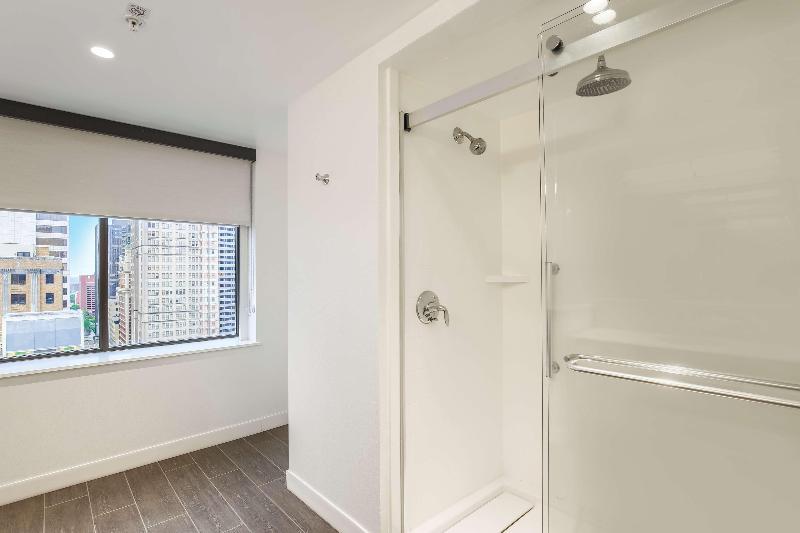 استودیوی پریمیوم, Hampton Inn & Suites Dallas Downtown