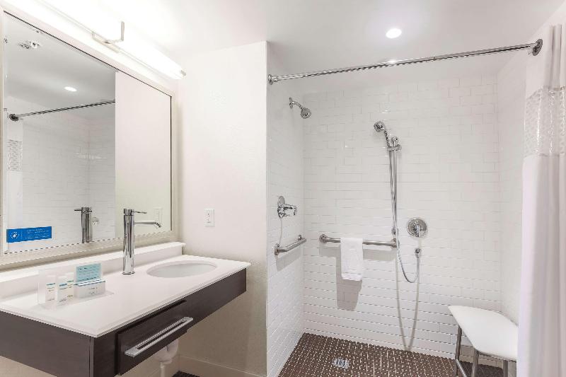 חדר סטנדרט עם מיטת קינג, Hampton Inn & Suites Dallas Downtown