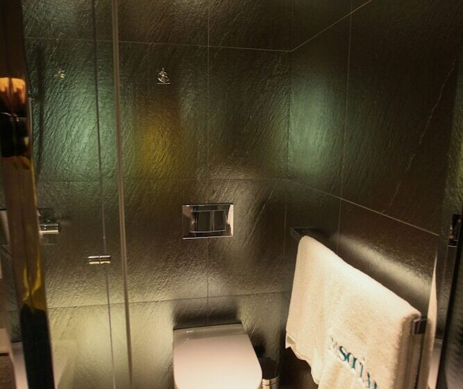 Standard Room Double Bed, M Social Singapore