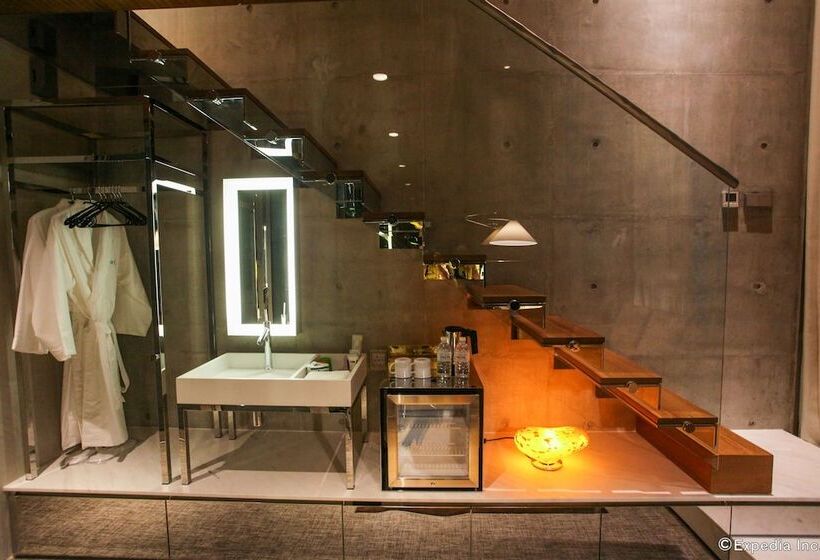 Standard Room Double Bed, M Social Singapore