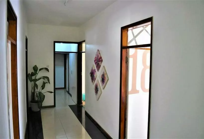 اتاق استاندارد با سرویس بهداشتی مشترک, Natwange Backpackers