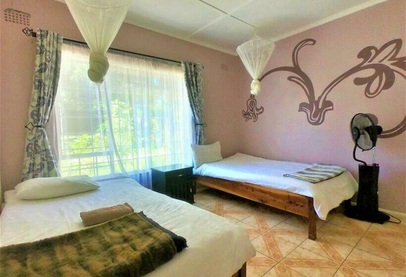 اتاق استاندارد سه تخته با سرویس بهداشتی مشترک, Natwange Backpackers