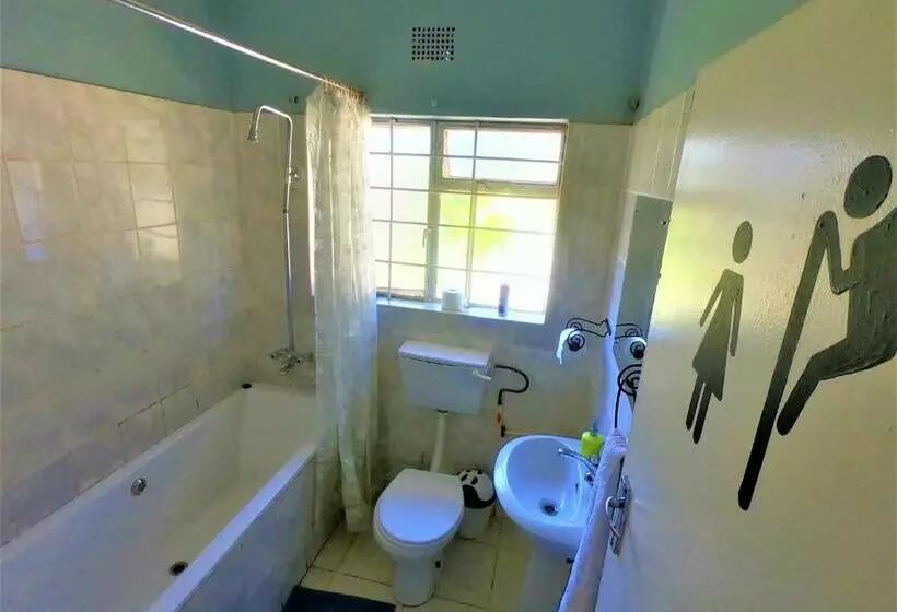اتاق استاندارد سه تخته با سرویس بهداشتی مشترک, Natwange Backpackers