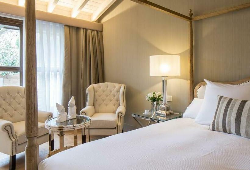 جناح جونيور مزوَّد بتراس, Puebloastur Eco Resort Hotel & Spa