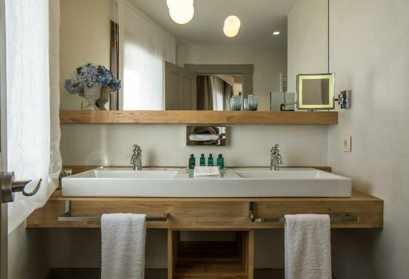 جناح جونيور مزوَّد بتراس, Puebloastur Eco Resort Hotel & Spa