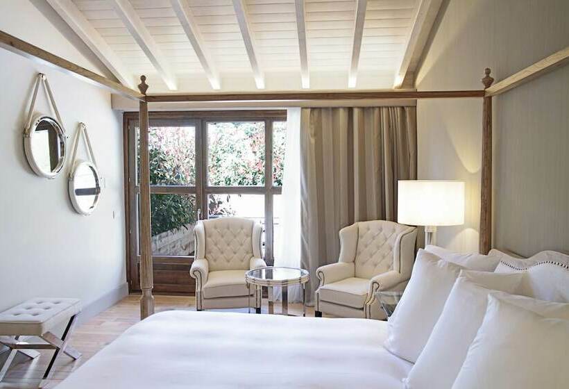 جناح جونيور مزوَّد بتراس, Puebloastur Eco Resort Hotel & Spa