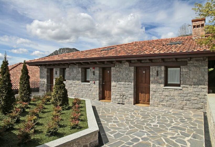 جناح جونيور مزوَّد بتراس, Puebloastur Eco Resort Hotel & Spa