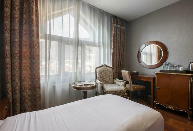 سوییت خانوادگی, Sheki Palace