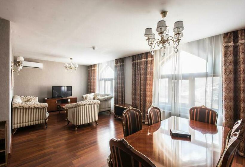 سوییت خانوادگی, Sheki Palace