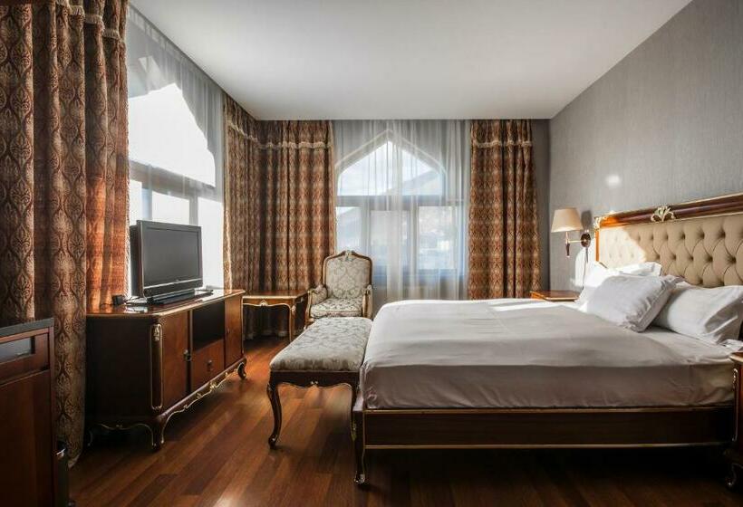 سوییت خانوادگی, Sheki Palace