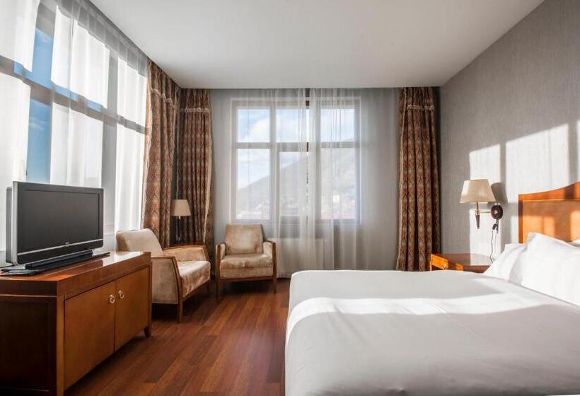 سوییت خانوادگی, Sheki Palace