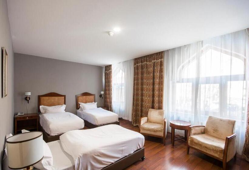 اتاق استاندارد سه نفره, Sheki Palace