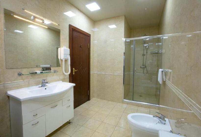 اتاق لوکس سه تخته, Sheki Palace