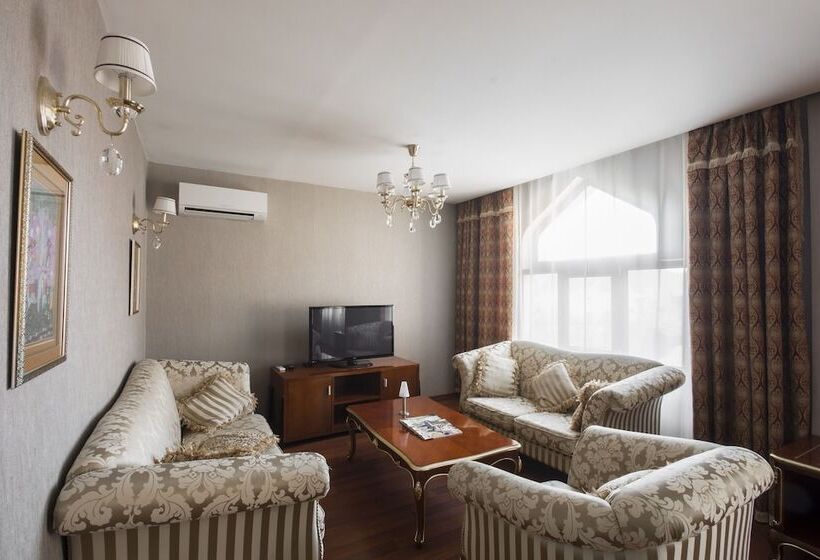 سوییت خانوادگی, Sheki Palace