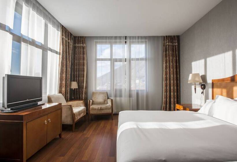 سوییت خانوادگی, Sheki Palace