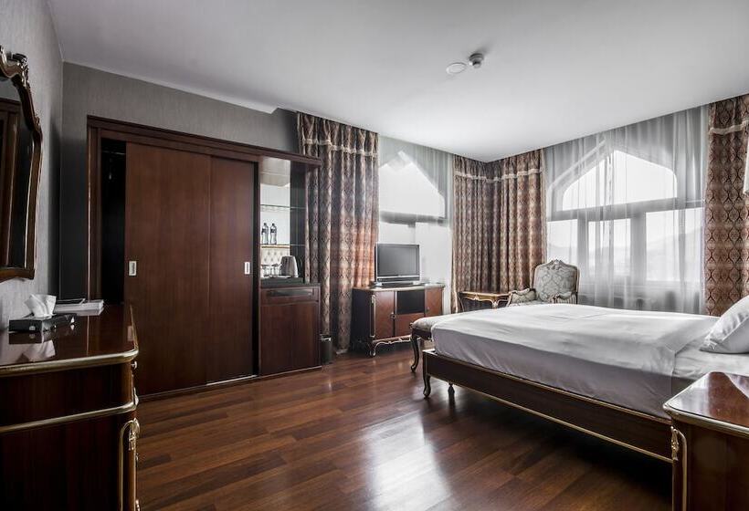 سوییت خانوادگی, Sheki Palace