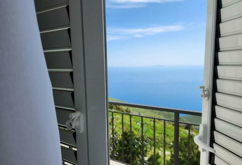 海景豪华三人间, Llogora Dervishaliu