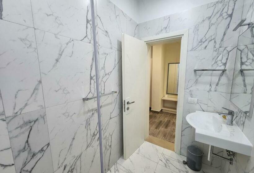 海景豪华三人间, Llogora Dervishaliu