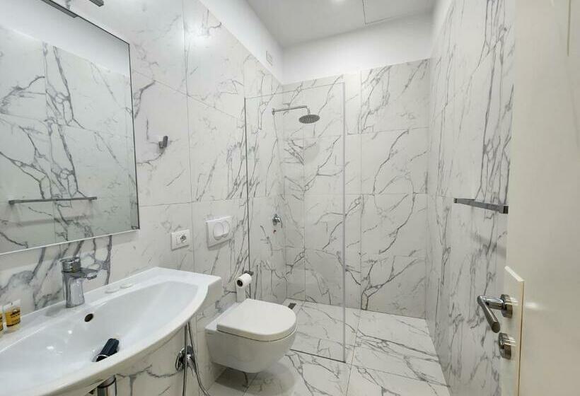 海景豪华三人间, Llogora Dervishaliu