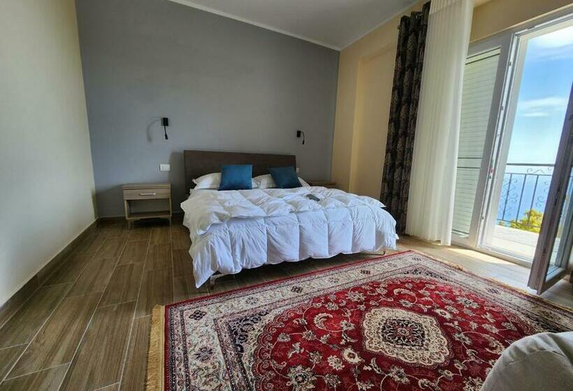 海景豪华三人间, Llogora Dervishaliu