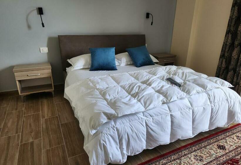 海景豪华三人间, Llogora Dervishaliu