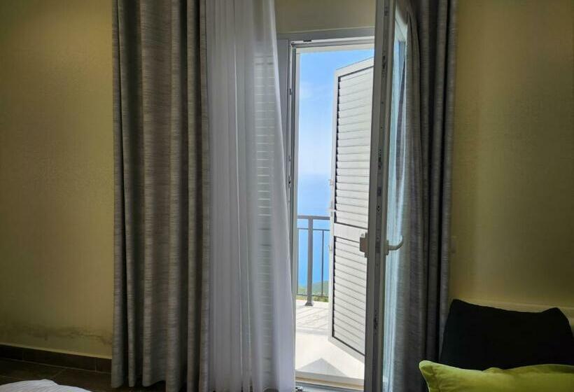 海景豪华三人间, Llogora Dervishaliu