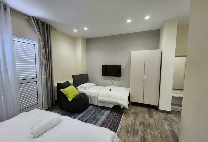 海景豪华三人间, Llogora Dervishaliu