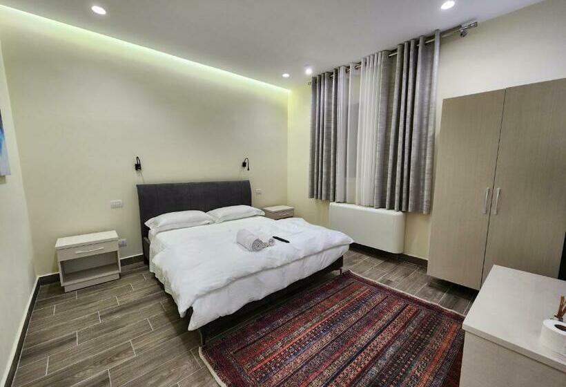 豪华房间, Llogora Dervishaliu