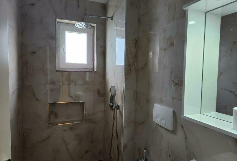 豪华房间, Llogora Dervishaliu