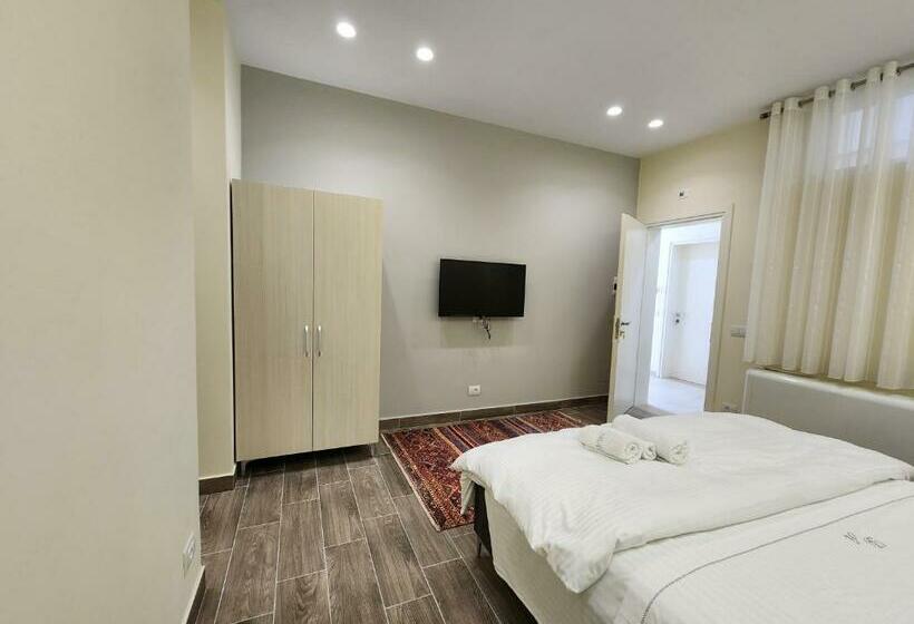 豪华房间, Llogora Dervishaliu