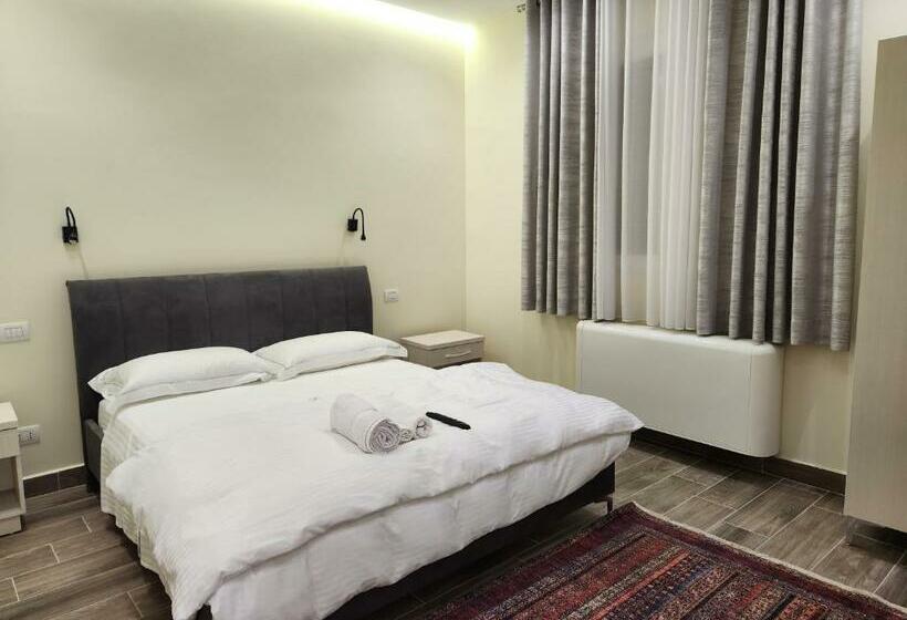 豪华房间, Llogora Dervishaliu