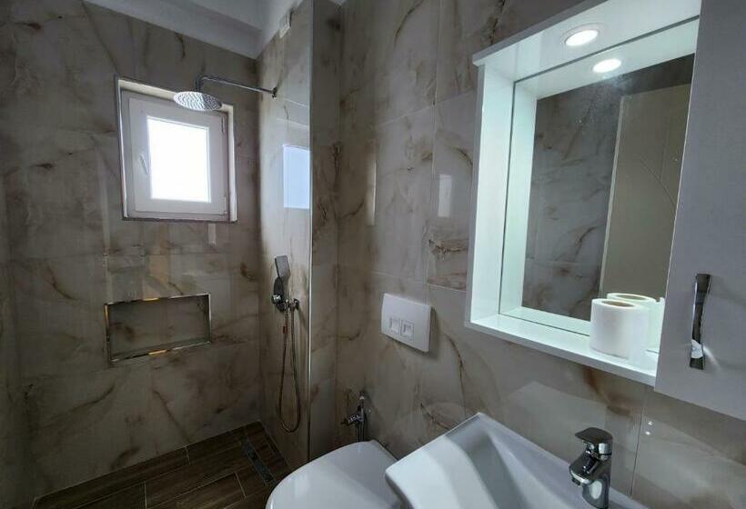 豪华房间, Llogora Dervishaliu