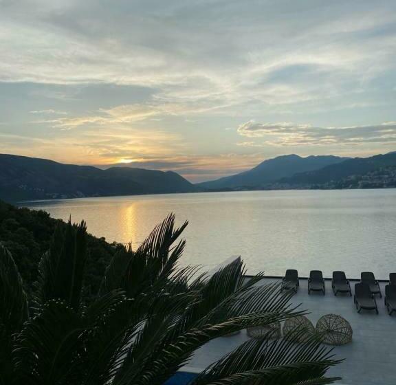 اتاق استاندارد با بالکن و چشم‌انداز دریا, Agape Rose