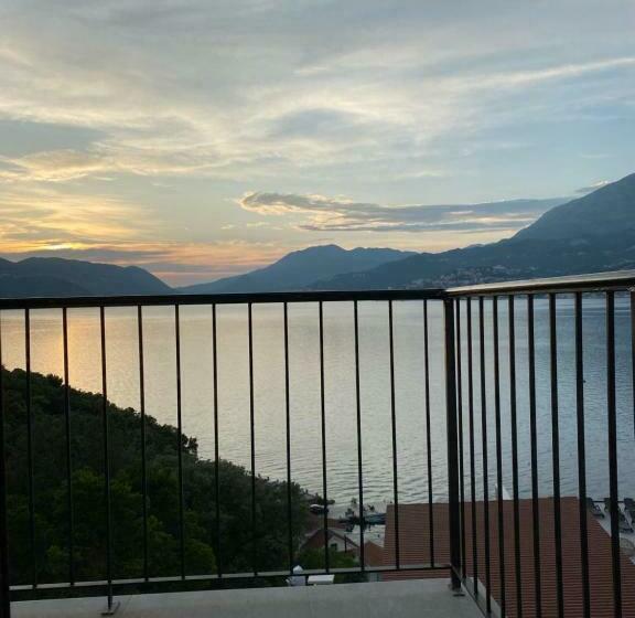 اتاق استاندارد با بالکن و چشم‌انداز دریا, Agape Rose