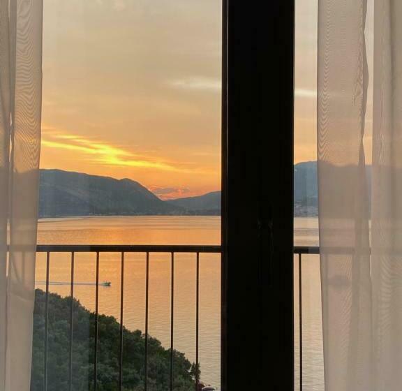 اتاق استاندارد با بالکن و چشم‌انداز دریا, Agape Rose