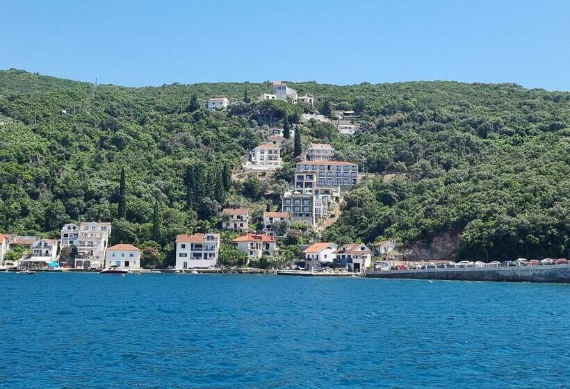 اتاق خانوادگی با چشم‌انداز دریا, Agape Rose