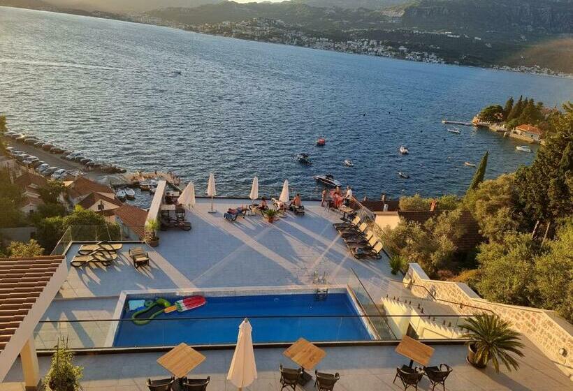 اتاق خانوادگی با چشم‌انداز دریا, Agape Rose