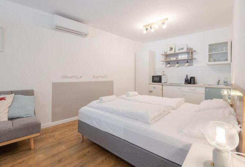 スタンダードスタジオ, Kékmadaras Vendégház Tihany